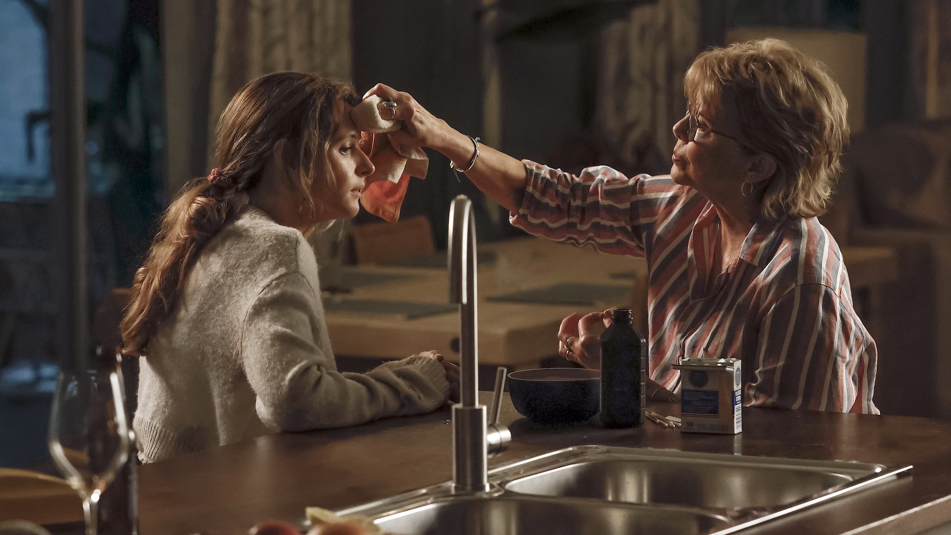 Georgia Flood as Savannah and Annette Bening as Joy in Apples Never Fall
