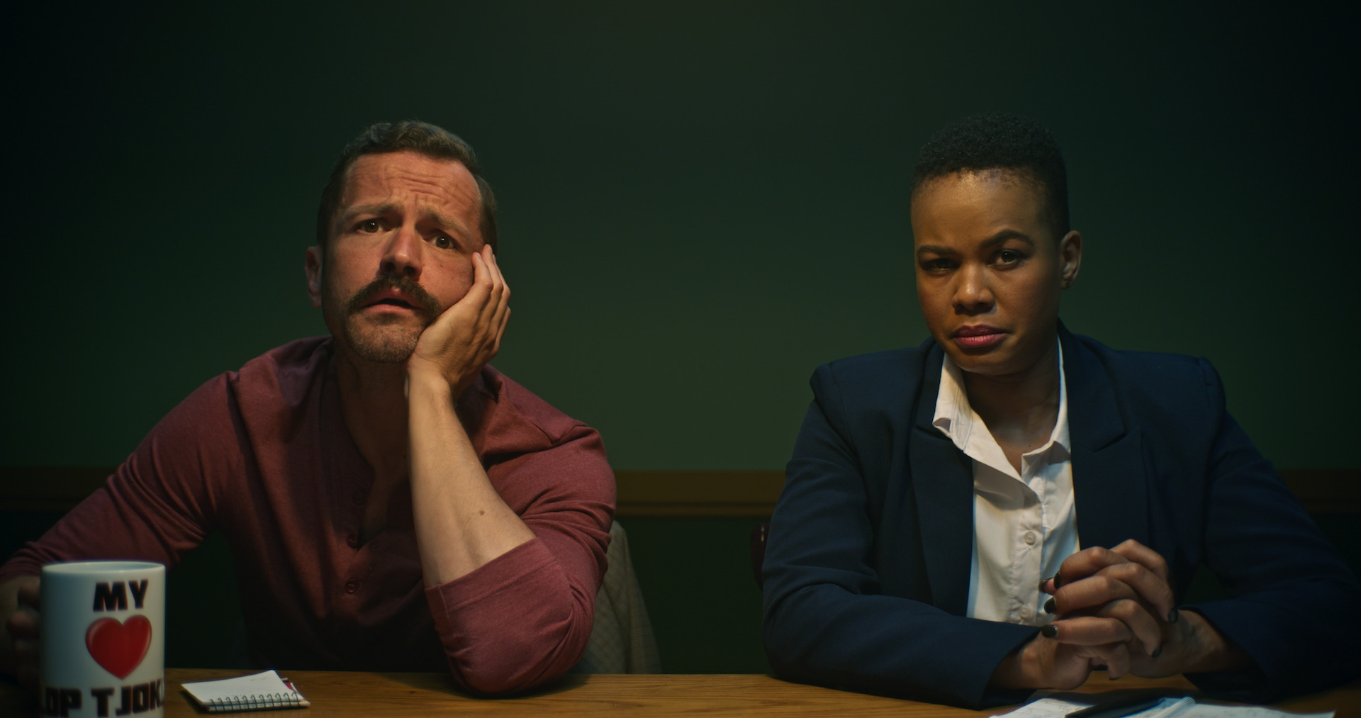Tsholofelo Matshaba as Detective Mahlangu and David James as Thys in Die Onderonsie