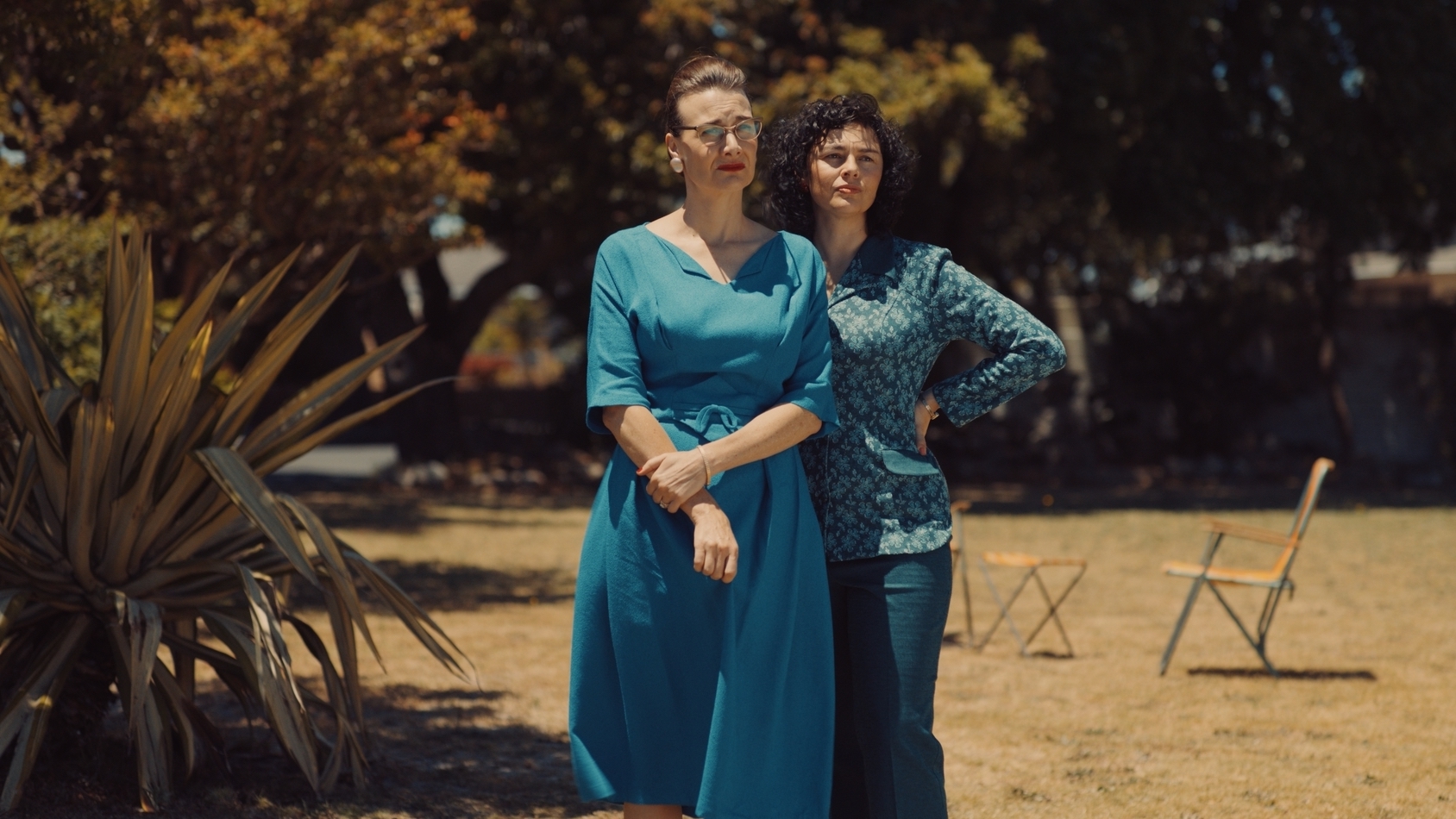 Tinarie van Wyk Loots and Erica Wessels in Niggies