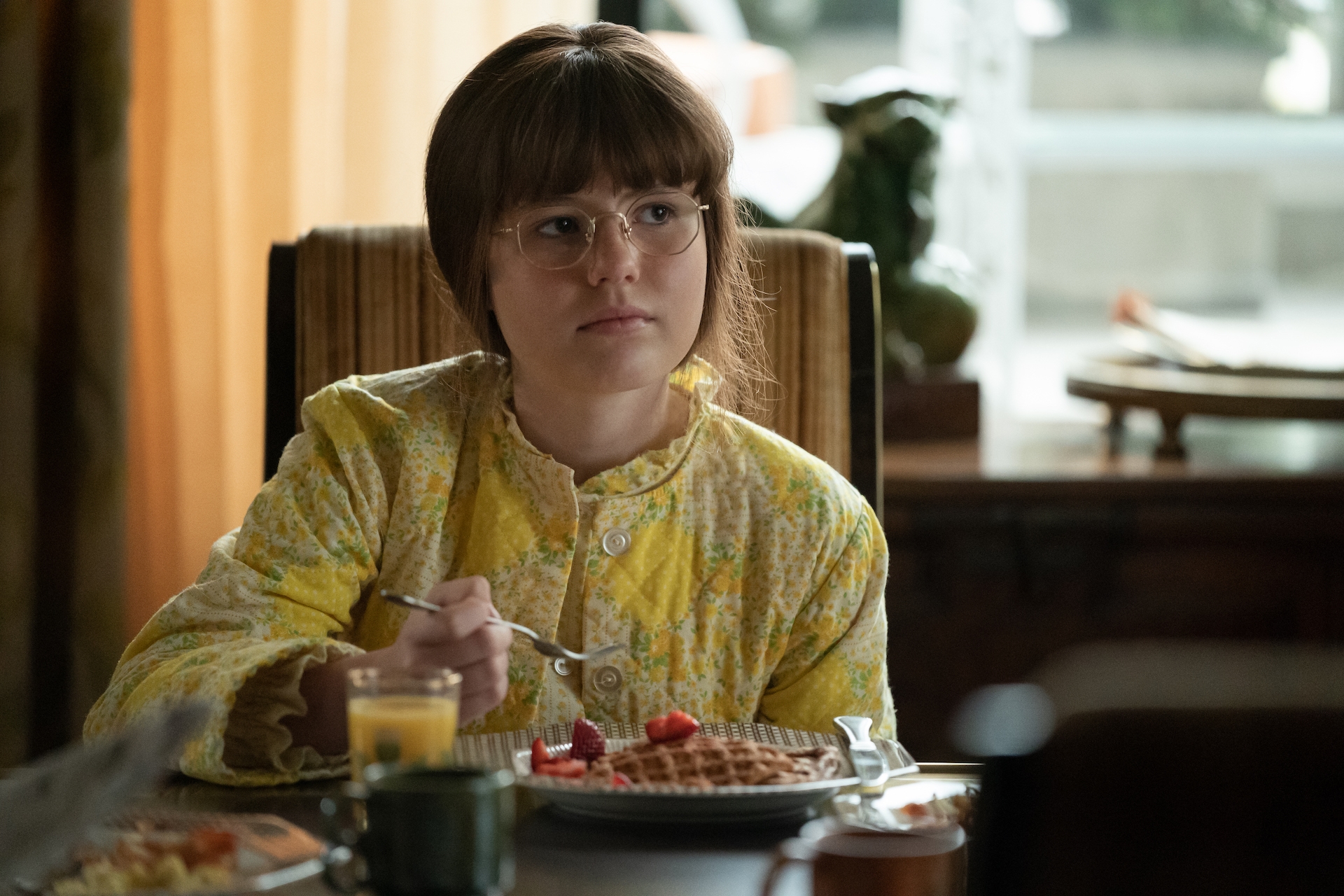 Darby Camp plays Marth Mitchell’s (Julia Roberts) daughter Marty in Gaslit