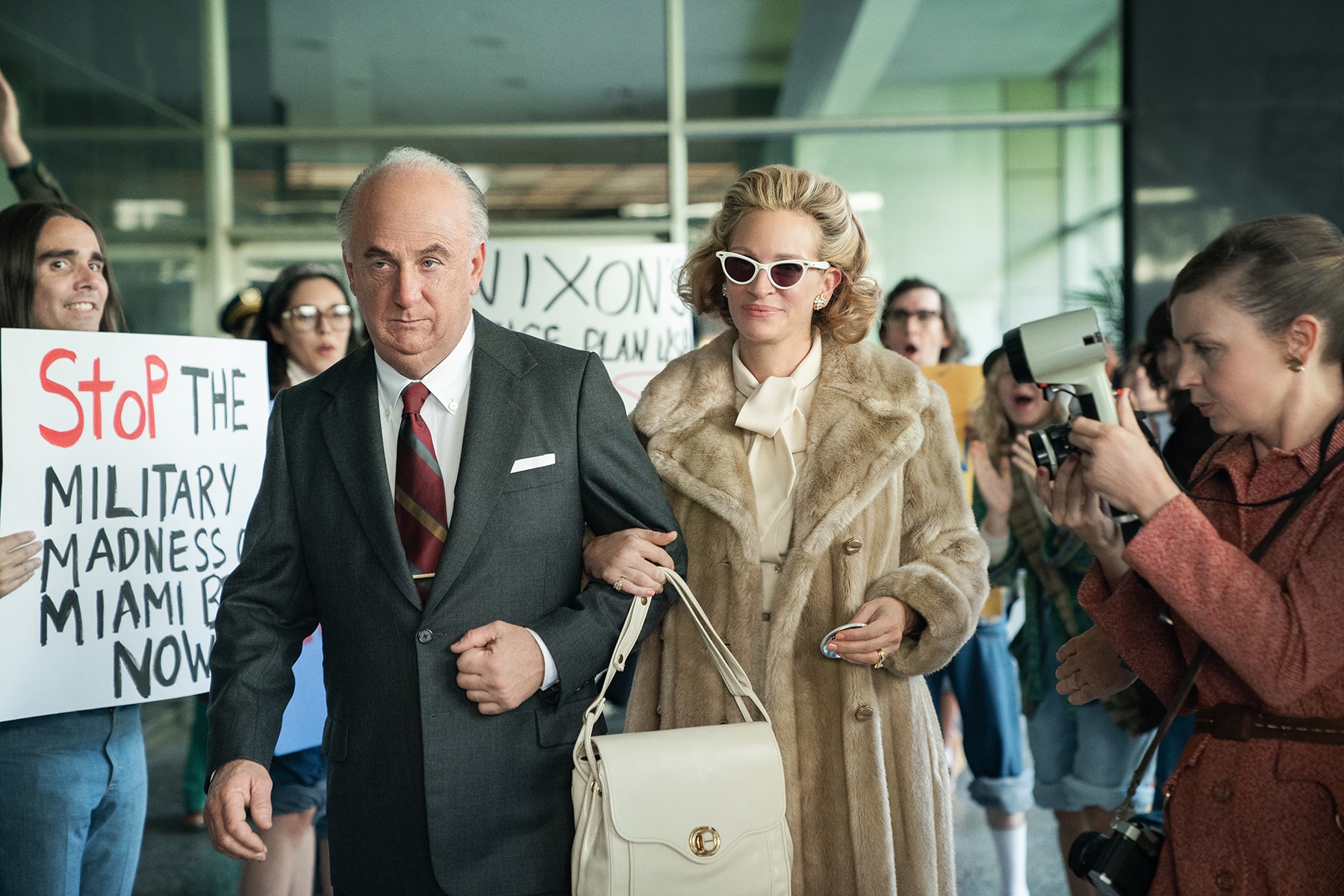 Julia Roberts and Sean Penn as Martha Mitchelle and John N. Mitchell in Gaslit S1