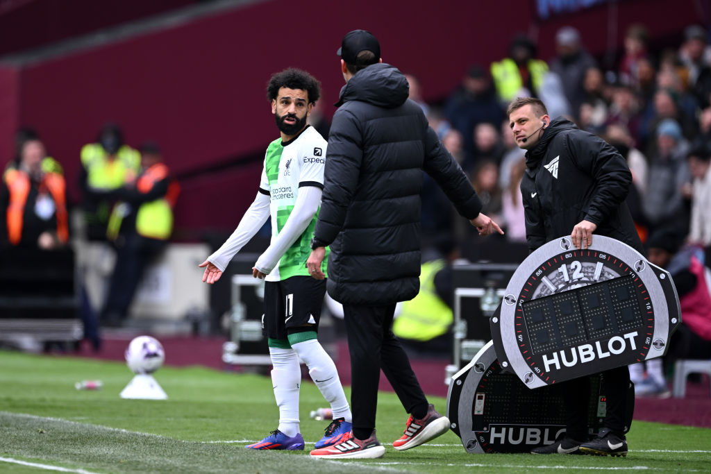 Mohamed Salah and Jurgen Klopp in the West Ham United vs Liverpool game live on Showmax Premier League.