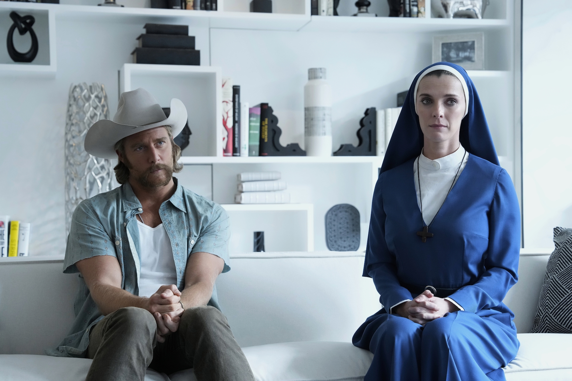 Jake McDorman as Wiley and Betty Gilpin as Simone in Mrs Davis on Showmax