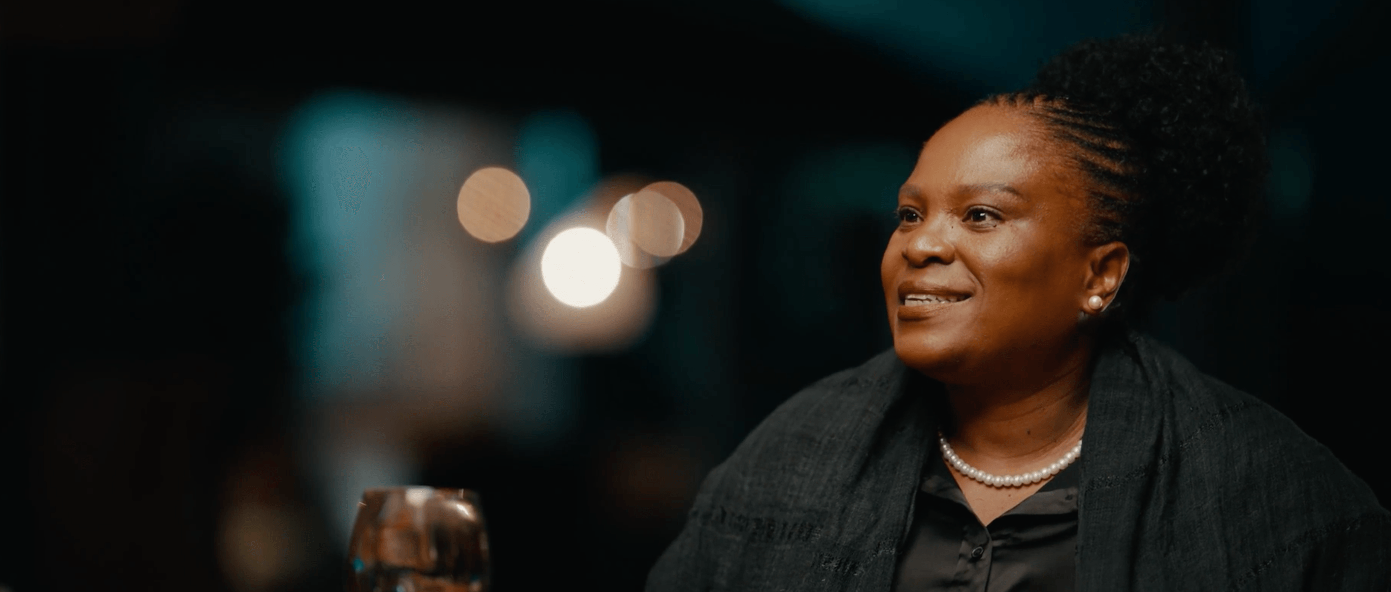 Slindile Nodangala as aunt Deli in Outlaws now streaming on Showmax