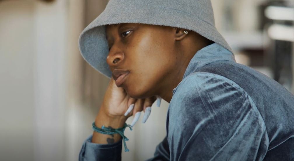 DJ_Zinhle_Unexpected_no_make_up_streaming_showmaxming_on_