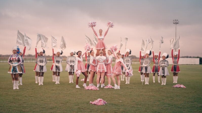 A group of cheerleaders in formation in Trompoppie on Showmax